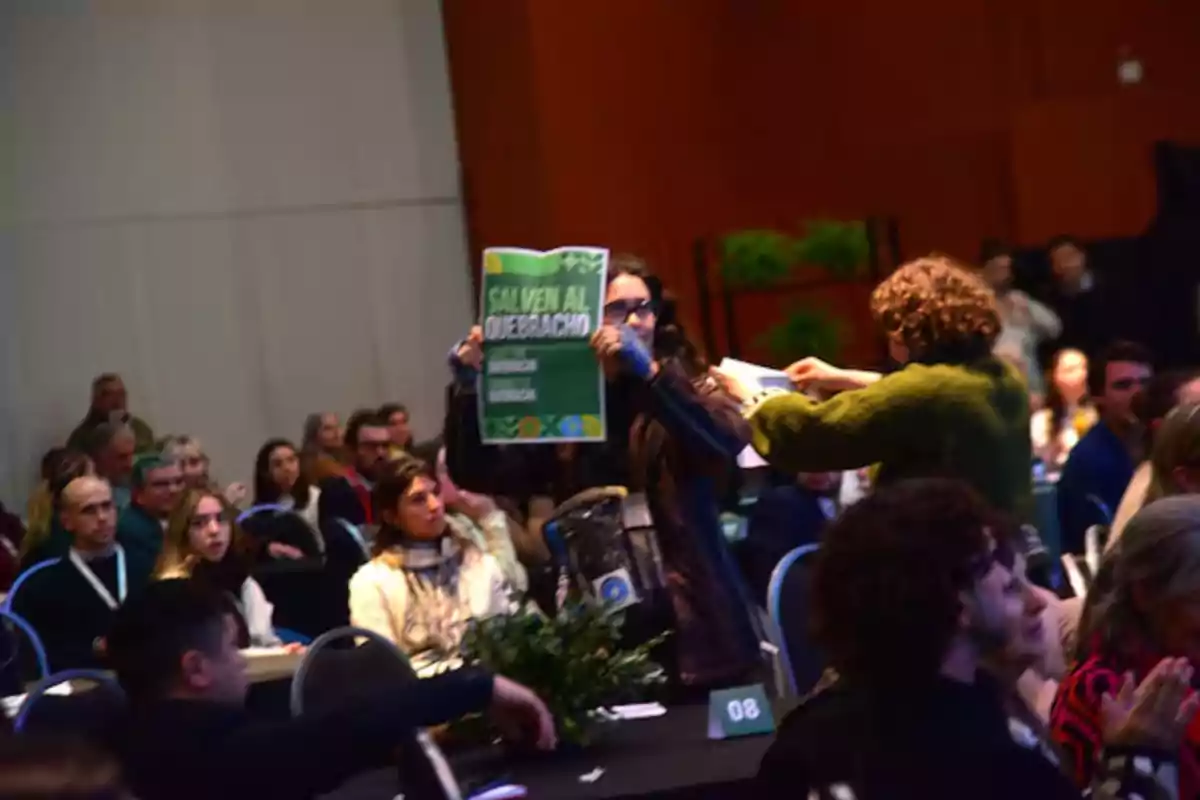 Persona sosteniendo un cartel verde que dice Persona sosteniendo un cartel verde que dice