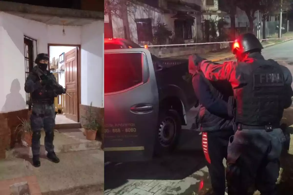 Un policía fuertemente armado custodia la entrada de una casa mientras otro agente detiene a una persona junto a una camioneta en la calle durante un operativo nocturno.