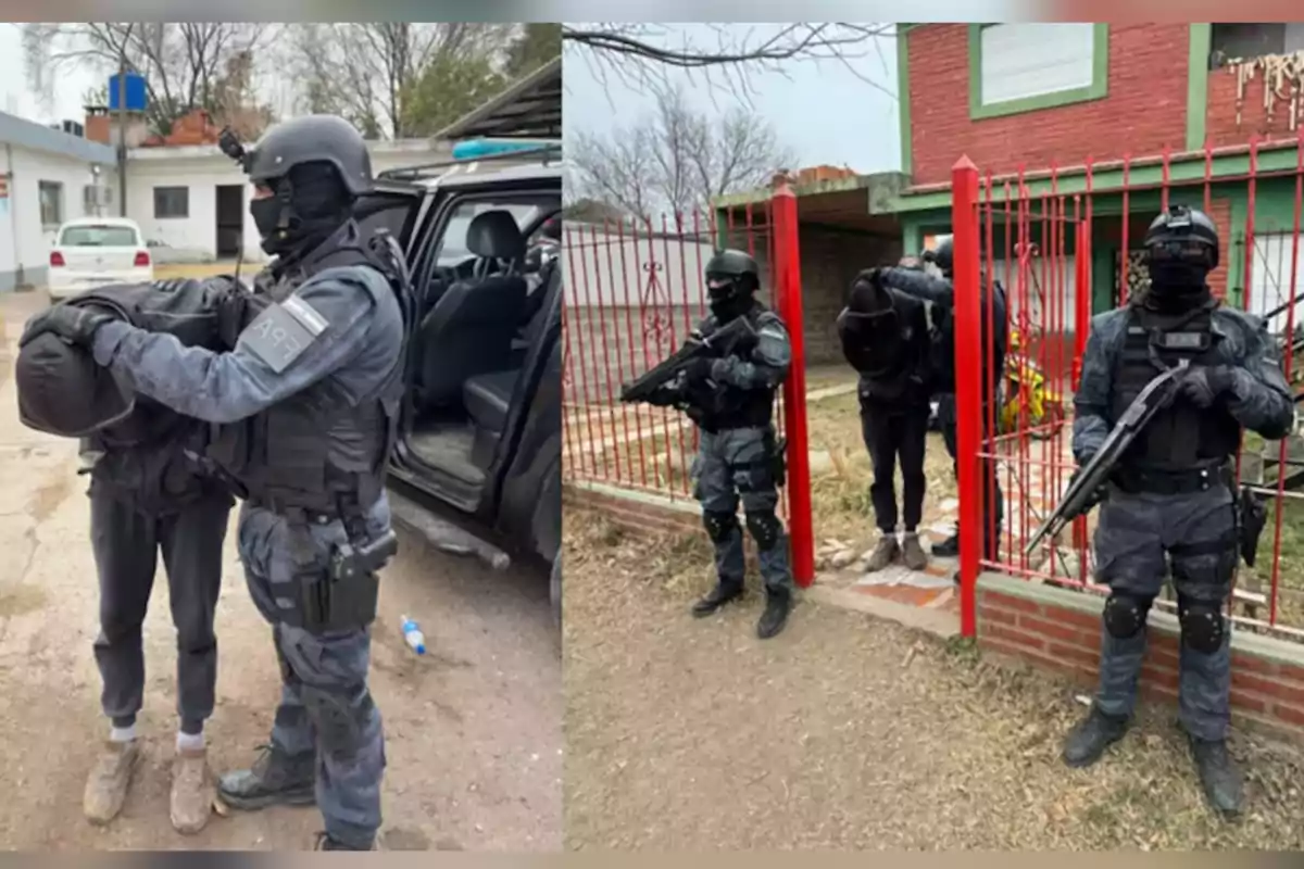 Policías fuertemente armados y vestidos con equipo táctico detienen a una persona encapuchada frente a una casa y junto a una patrulla
