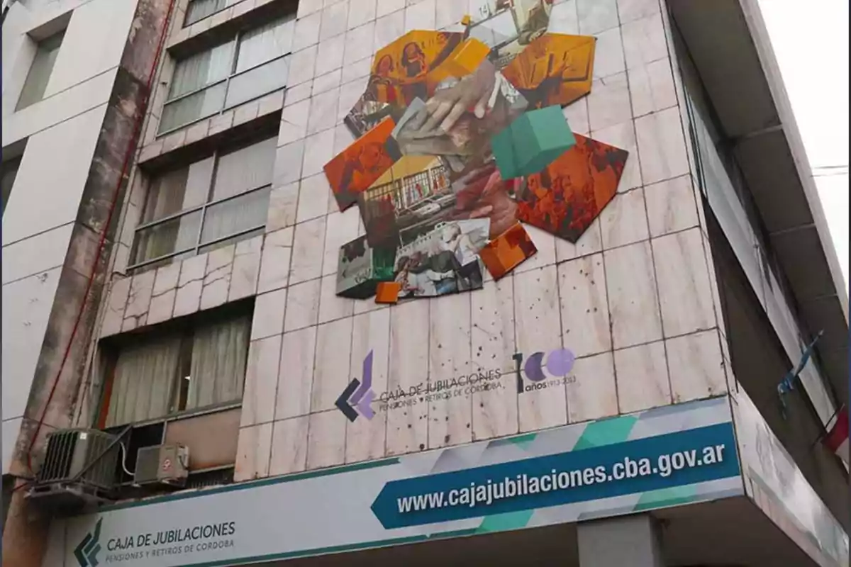 Fachada de un edificio con un mural colorido y un cartel que indica Caja de Jubilaciones Pensiones y Retiros de Córdoba Fachada de un edificio con un mural colorido y un cartel que indica Caja de Jubilaciones Pensiones y Retiros de Córdoba