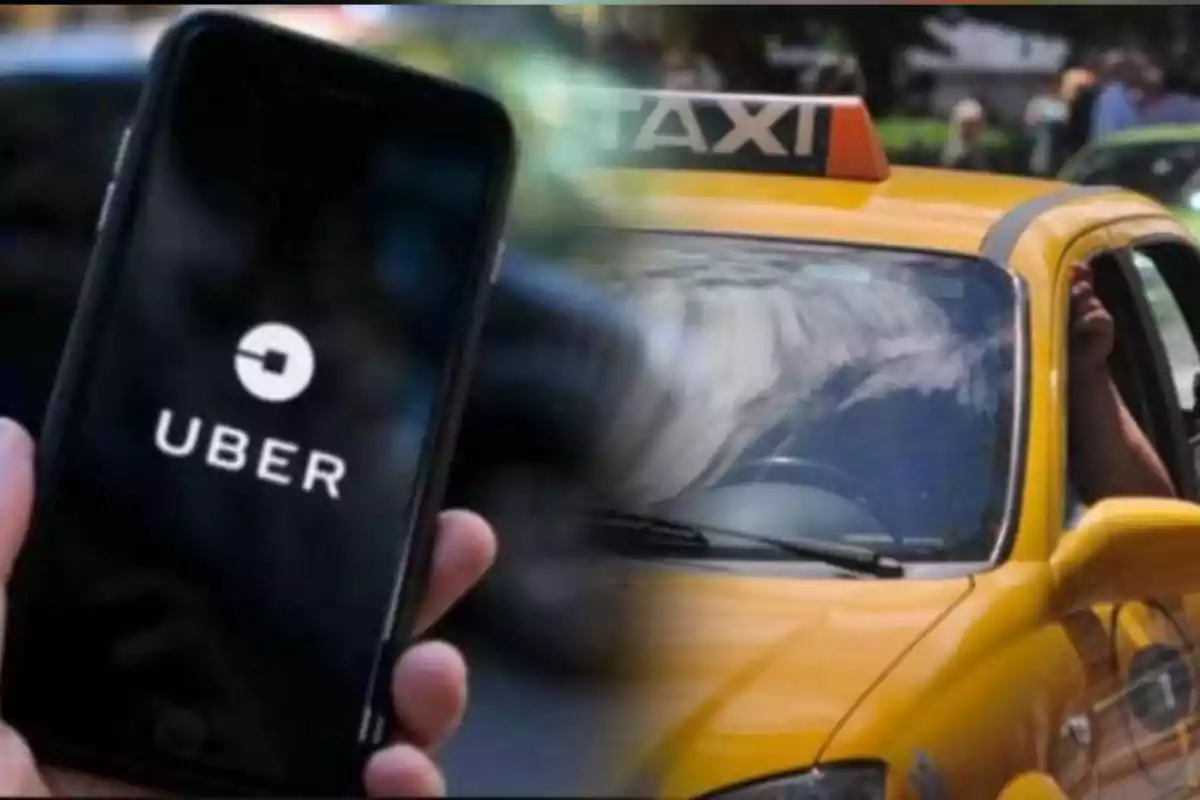 Persona sosteniendo un celular con la aplicación de Uber abierta junto a un taxi amarillo