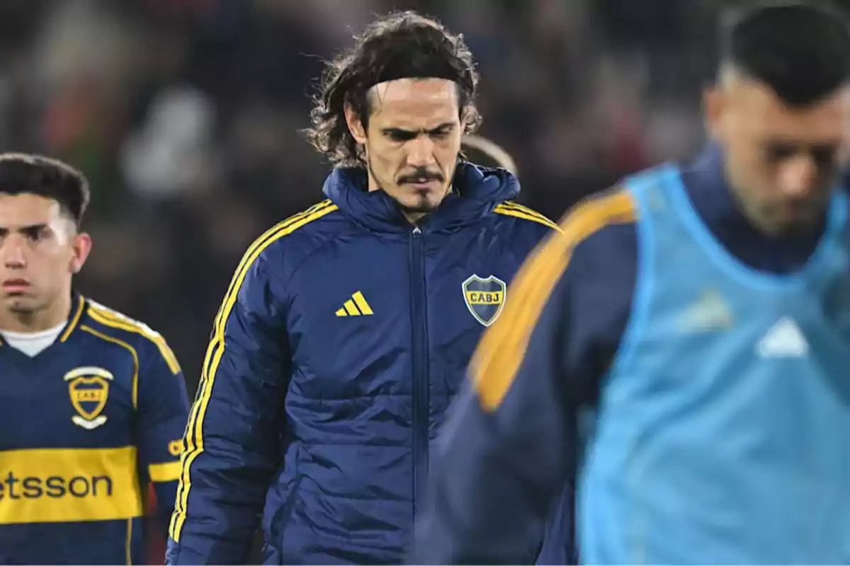 Jugadores de Boca Juniors con expresiones serias durante un partido de fútbol Jugadores de Boca Juniors con expresiones serias durante un partido de fútbol