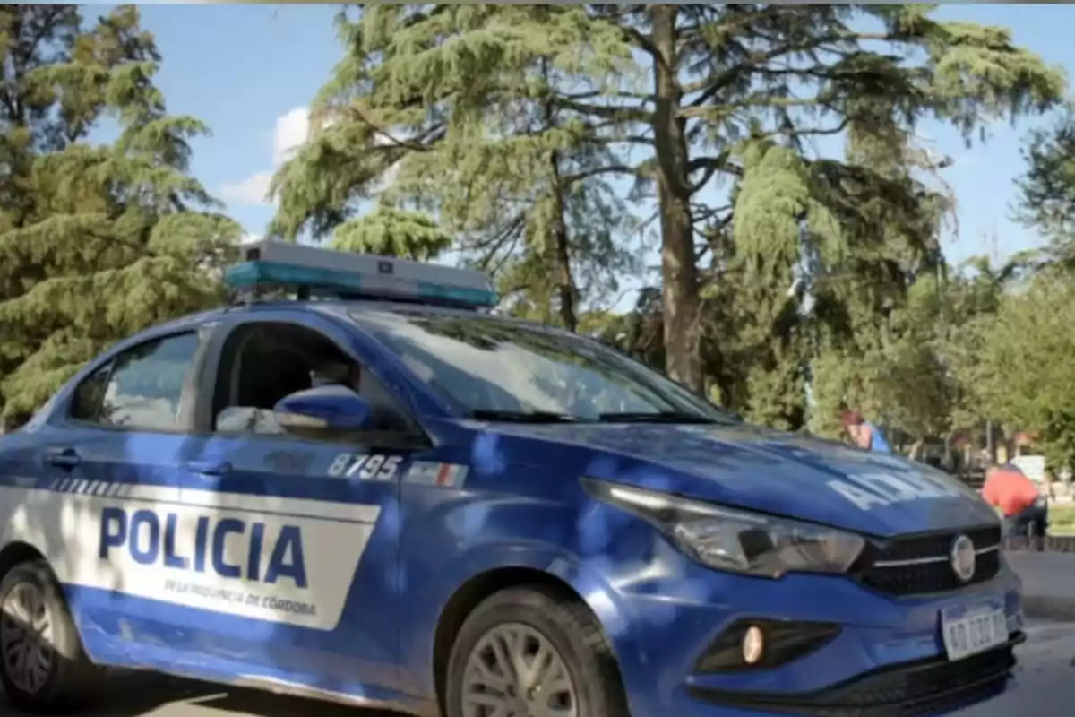 Patrulla de la policía de la provincia de Córdoba estacionada en una calle rodeada de árboles Patrulla de la policía de la provincia de Córdoba estacionada en una calle rodeada de árboles