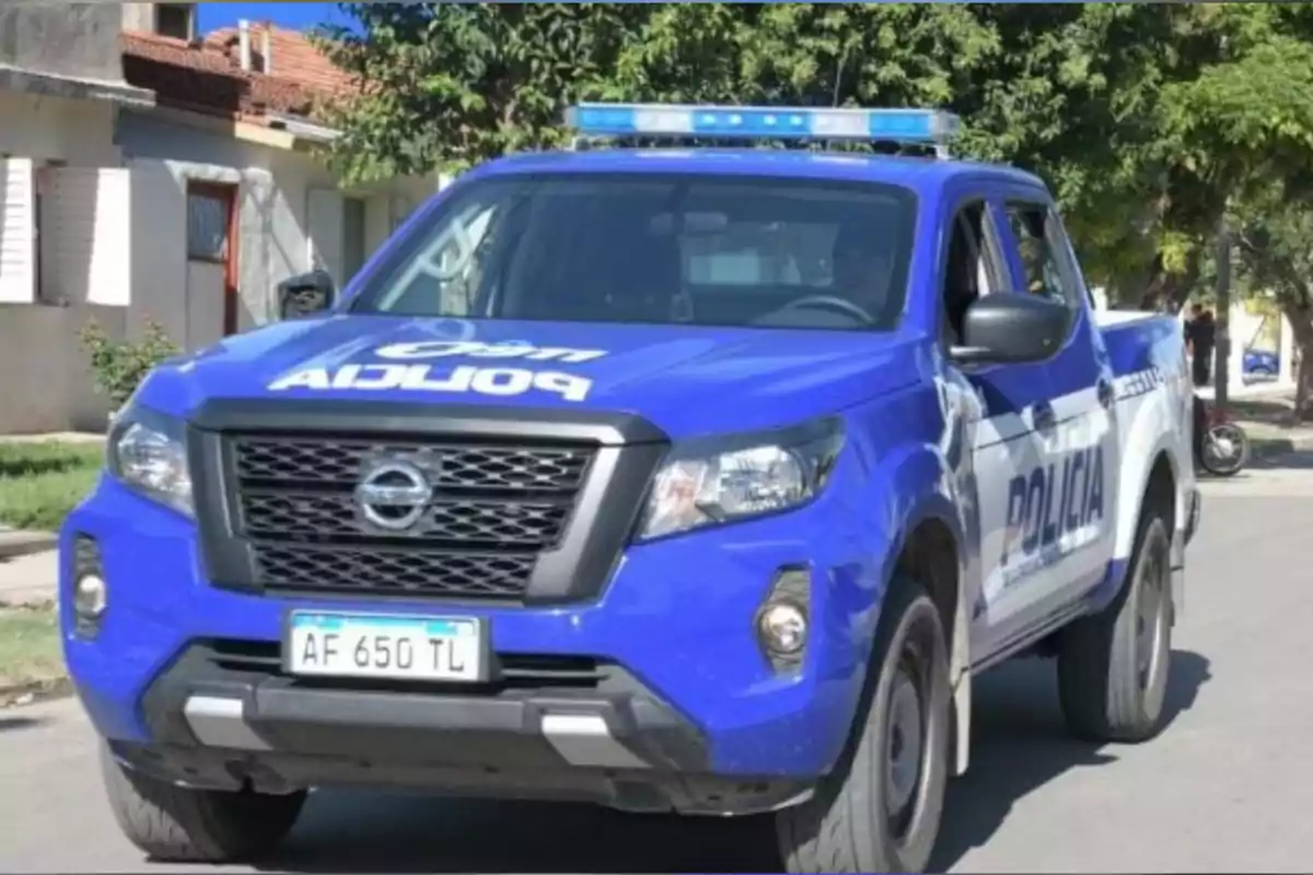 Camioneta de la policía estacionada en una calle residencial durante el día Camioneta de la policía estacionada en una calle residencial durante el día