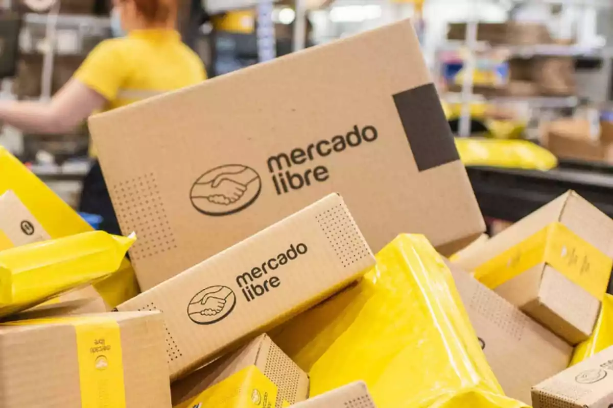 Varios paquetes de Mercado Libre apilados en un centro de distribución Varios paquetes de Mercado Libre apilados en un centro de distribución