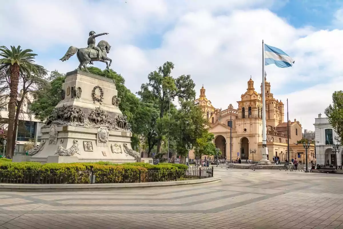 Plaza céntrica con un monumento ecuestre, una catedral al fondo y una bandera argentina ondeando Plaza céntrica con un monumento ecuestre, una catedral al fondo y una bandera argentina ondeando