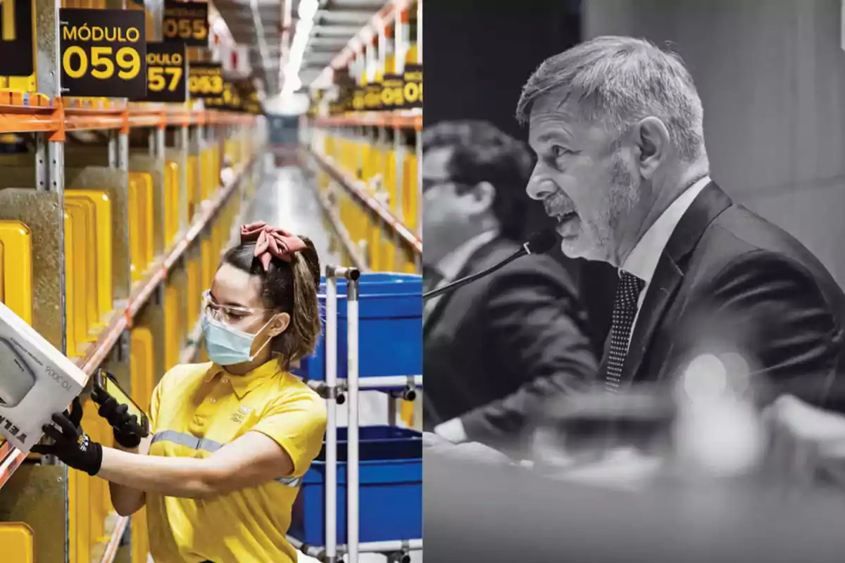 Una trabajadora con mascarilla y guantes revisa productos en un almacén mientras un hombre de traje habla en un micrófono en un entorno formal Una trabajadora con mascarilla y guantes revisa productos en un almacén mientras un hombre de traje habla en un micrófono en un entorno formal