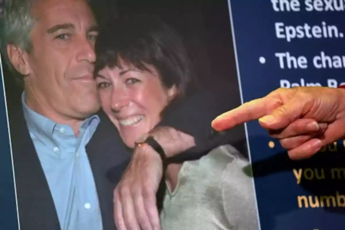 Una mano señala una fotografía de un hombre y una mujer abrazados y sonriendo, con texto borroso al fondo.