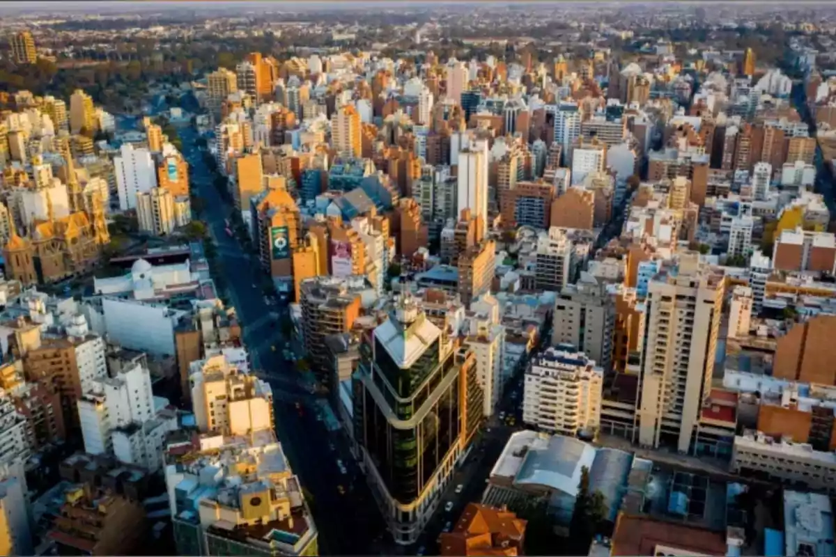 Vista aérea de una ciudad con numerosos edificios altos y calles que se cruzan en el centro urbano