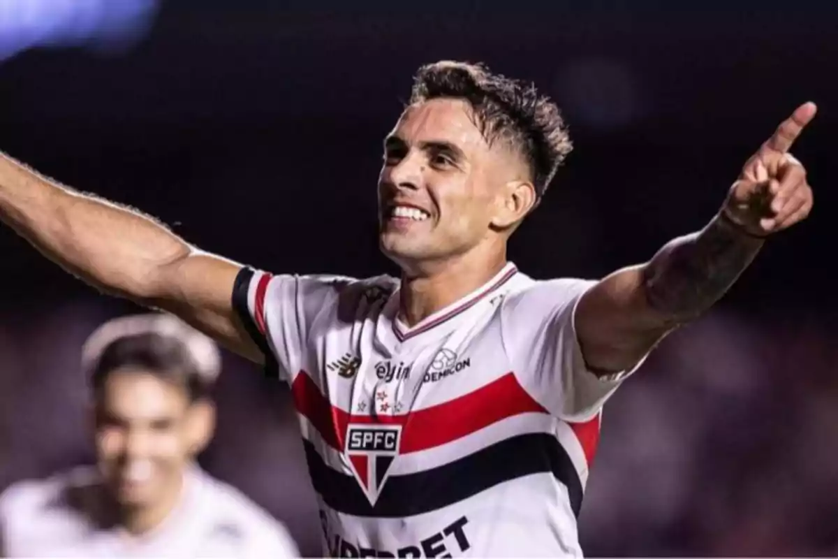 Futbolista celebrando un gol con los brazos extendidos mientras viste el uniforme del São Paulo FC