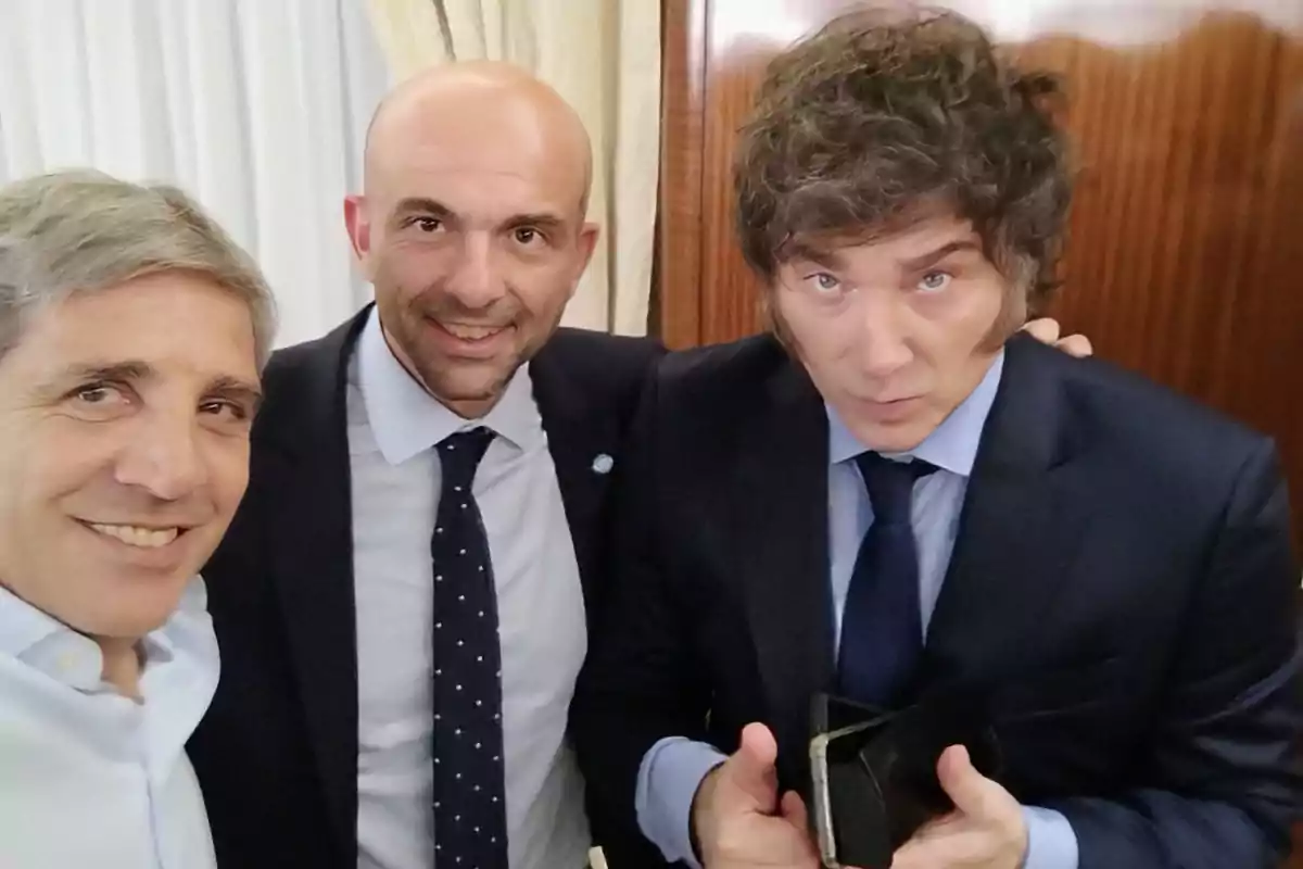 Tres hombres vestidos de traje posan para una selfie en un ambiente interior elegante Tres hombres vestidos de traje posan para una selfie en un ambiente interior elegante