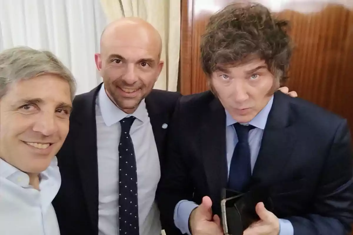 Tres hombres vestidos de traje posan para una selfie en un ambiente interior elegante Tres hombres vestidos de traje posan para una selfie en un ambiente interior elegante