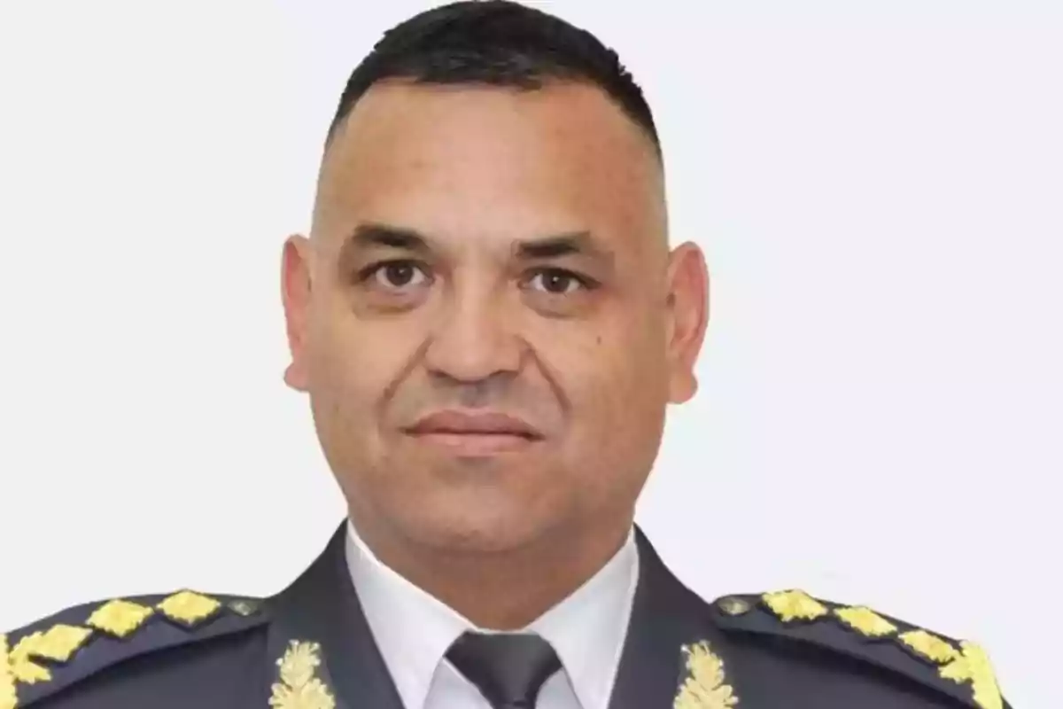Hombre con uniforme militar de gala y fondo blanco Hombre con uniforme militar de gala y fondo blanco