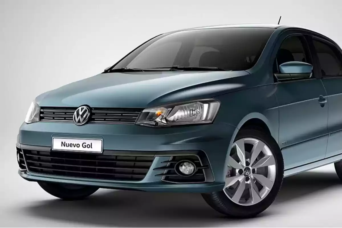 Automóvil Volkswagen Gol color azul visto de frente y de lado sobre fondo gris Automóvil Volkswagen Gol color azul visto de frente y de lado sobre fondo gris