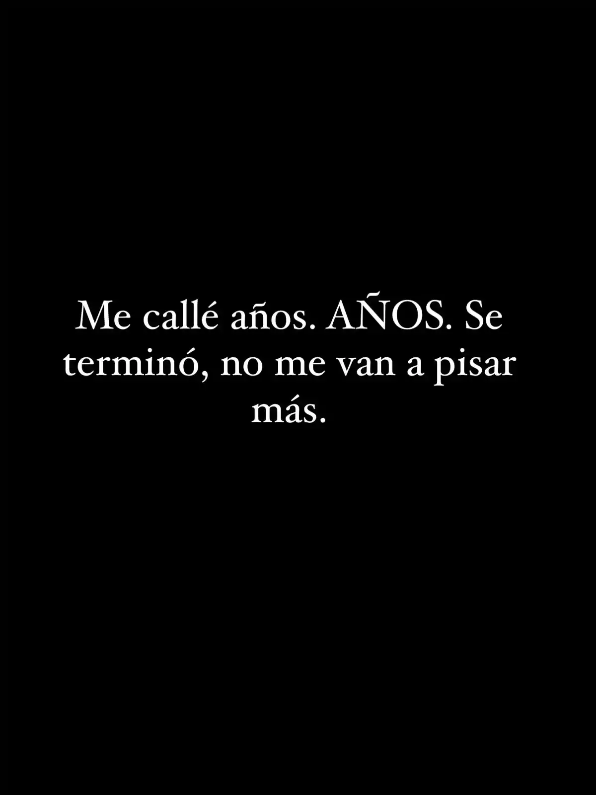 Fondo negro con texto en blanco que expresa que alguien estuvo callado durante años y que ya no permitirá que lo pisen más Fondo negro con texto en blanco que expresa que alguien estuvo callado durante años y que ya no permitirá que lo pisen más