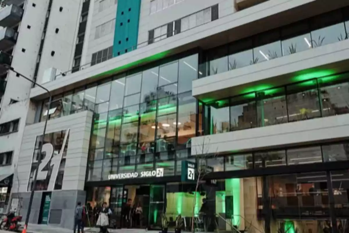 Fachada moderna de un edificio universitario con grandes ventanales y luces verdes Fachada moderna de un edificio universitario con grandes ventanales y luces verdes
