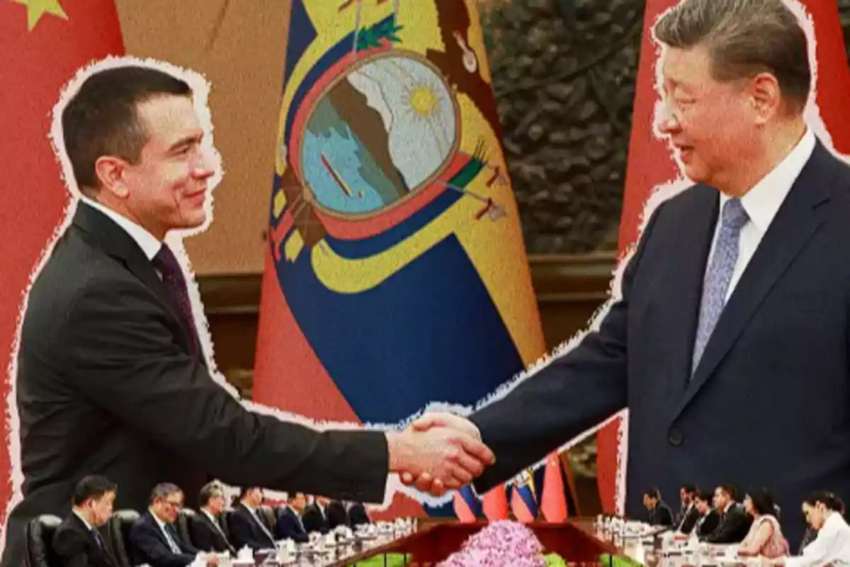 Dos hombres de traje se dan la mano frente a las banderas de Ecuador y China mientras varias personas están sentadas en una mesa de reuniones
