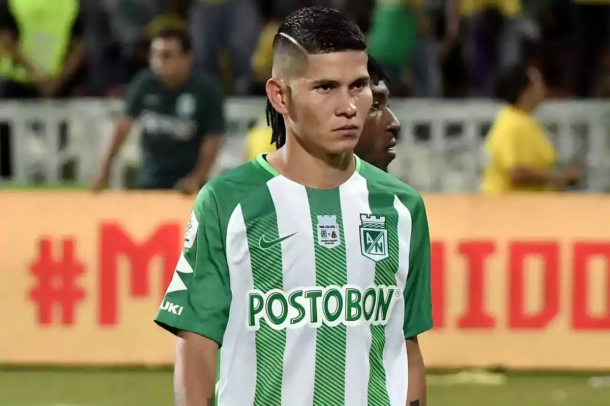 Futbolista con uniforme de Atlético Nacional en el campo de juego durante un partido Futbolista con uniforme de Atlético Nacional en el campo de juego durante un partido