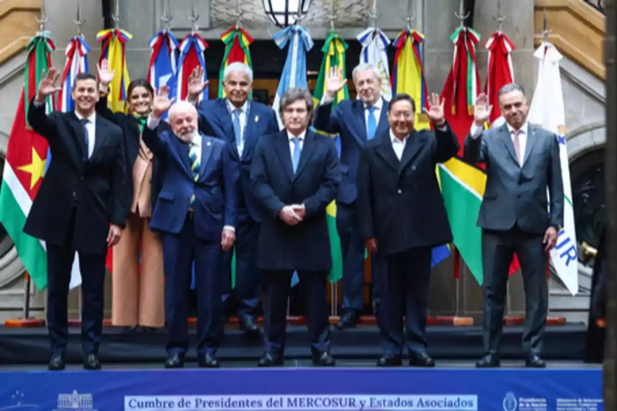 Grupo de líderes posando juntos frente a banderas de varios países en un evento oficial del Mercosur Grupo de líderes posando juntos frente a banderas de varios países en un evento oficial del Mercosur