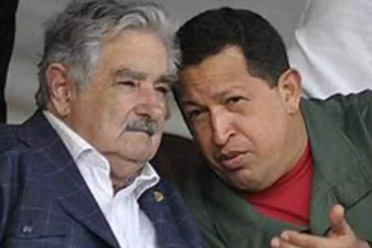 Dos hombres conversando de cerca en un ambiente formal