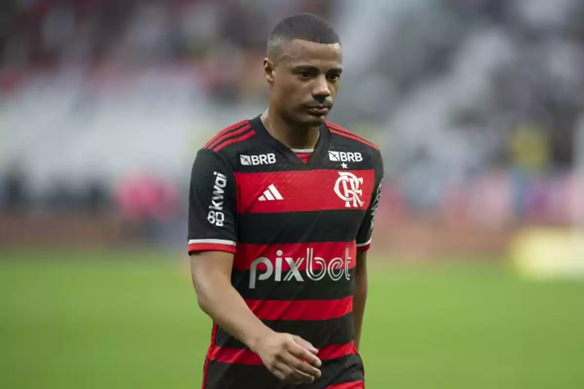 Futbolista con uniforme del Flamengo caminando en el campo de juego Futbolista con uniforme del Flamengo caminando en el campo de juego