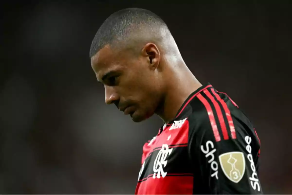 Futbolista con expresión seria usando el uniforme rojo y negro del Flamengo durante un partido