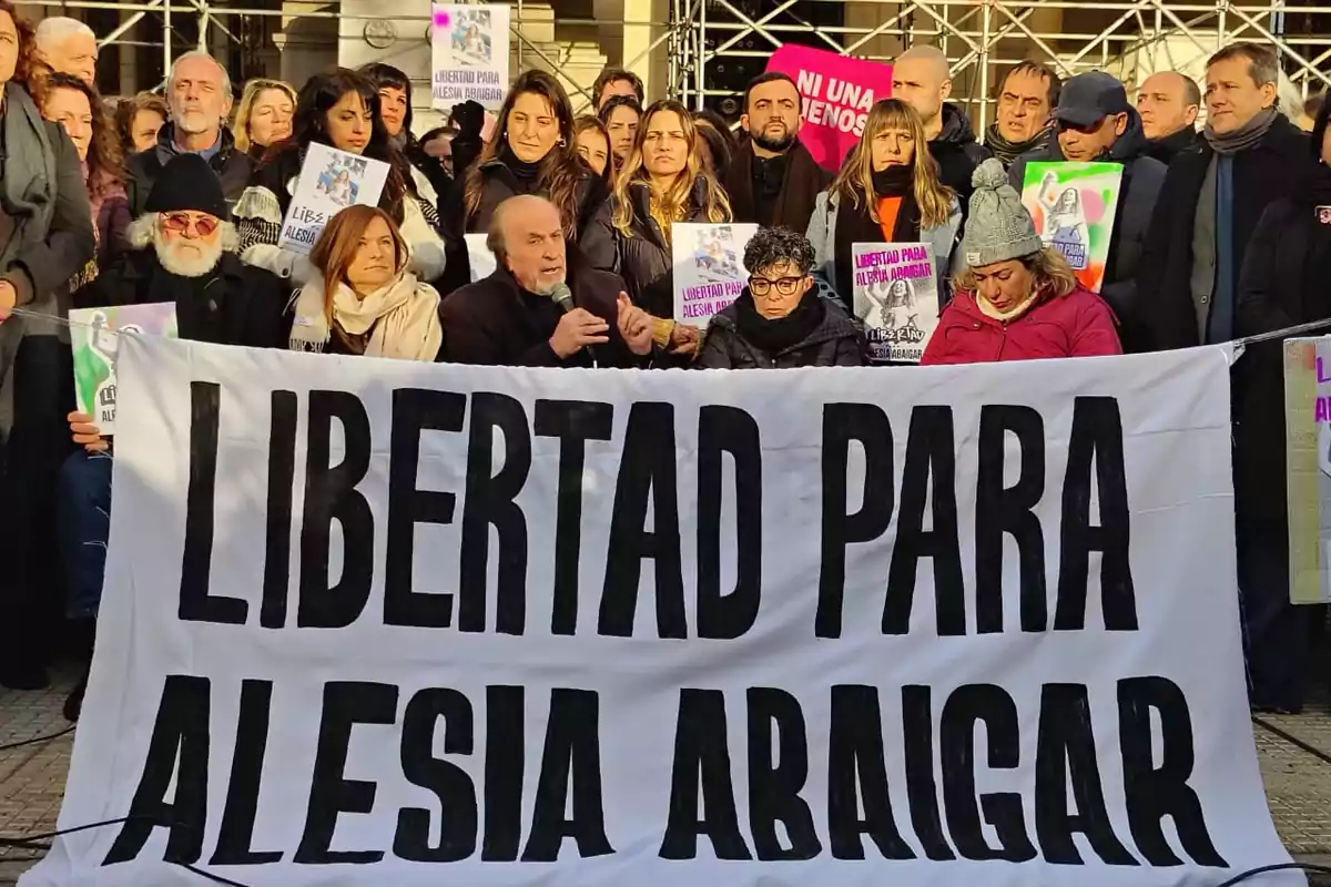 Un grupo de personas reunidas en una manifestación sosteniendo una pancarta grande que dice LIBERTAD PARA ALESIA ABAIGAR y varios carteles pequeños con el mismo mensaje Un grupo de personas reunidas en una manifestación sosteniendo una pancarta grande que dice LIBERTAD PARA ALESIA ABAIGAR y varios carteles pequeños con el mismo mensaje