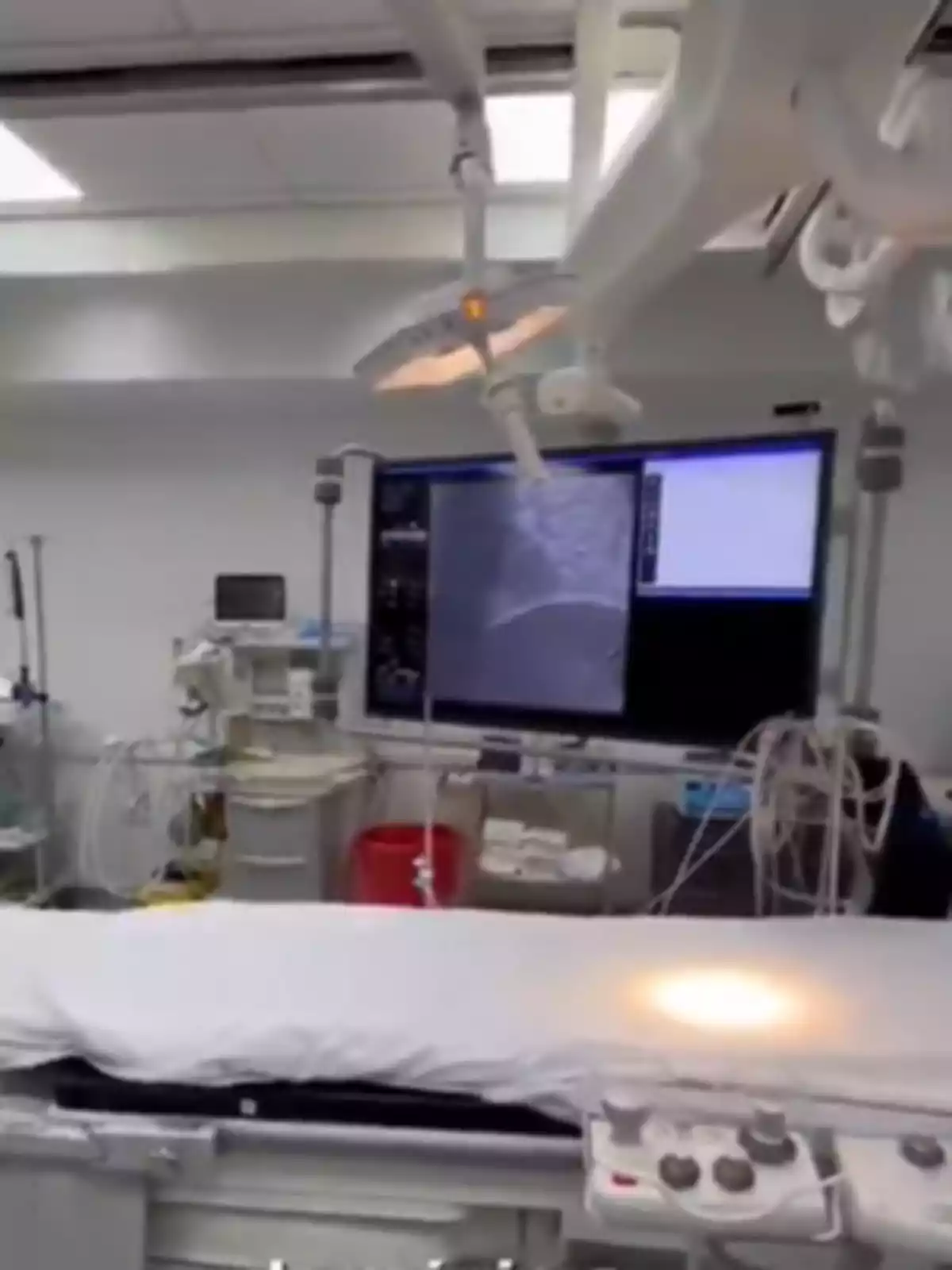 Sala de hospital equipada con una camilla, monitores médicos y equipo especializado Sala de hospital equipada con una camilla, monitores médicos y equipo especializado