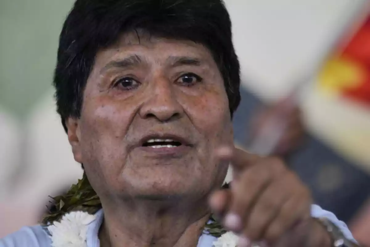 Hombre de cabello oscuro con expresión seria señalando hacia el frente