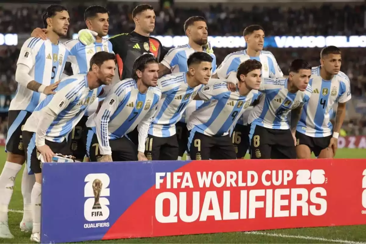 Jugadores de la selección argentina de fútbol posan juntos en la cancha antes de un partido de las eliminatorias para la Copa Mundial 2026 Jugadores de la selección argentina de fútbol posan juntos en la cancha antes de un partido de las eliminatorias para la Copa Mundial 2026