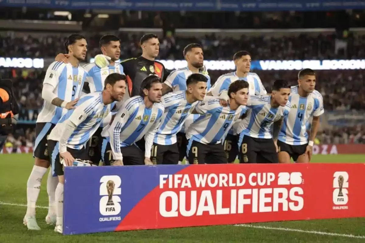 Jugadores de la selección argentina de fútbol posan juntos en el campo antes de un partido de eliminatorias para la Copa Mundial de la FIFA 2026