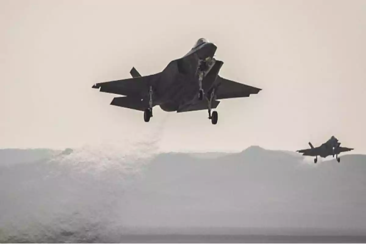 Dos aviones de combate despegando sobre un paisaje montañoso con el tren de aterrizaje extendido Dos aviones de combate despegando sobre un paisaje montañoso con el tren de aterrizaje extendido