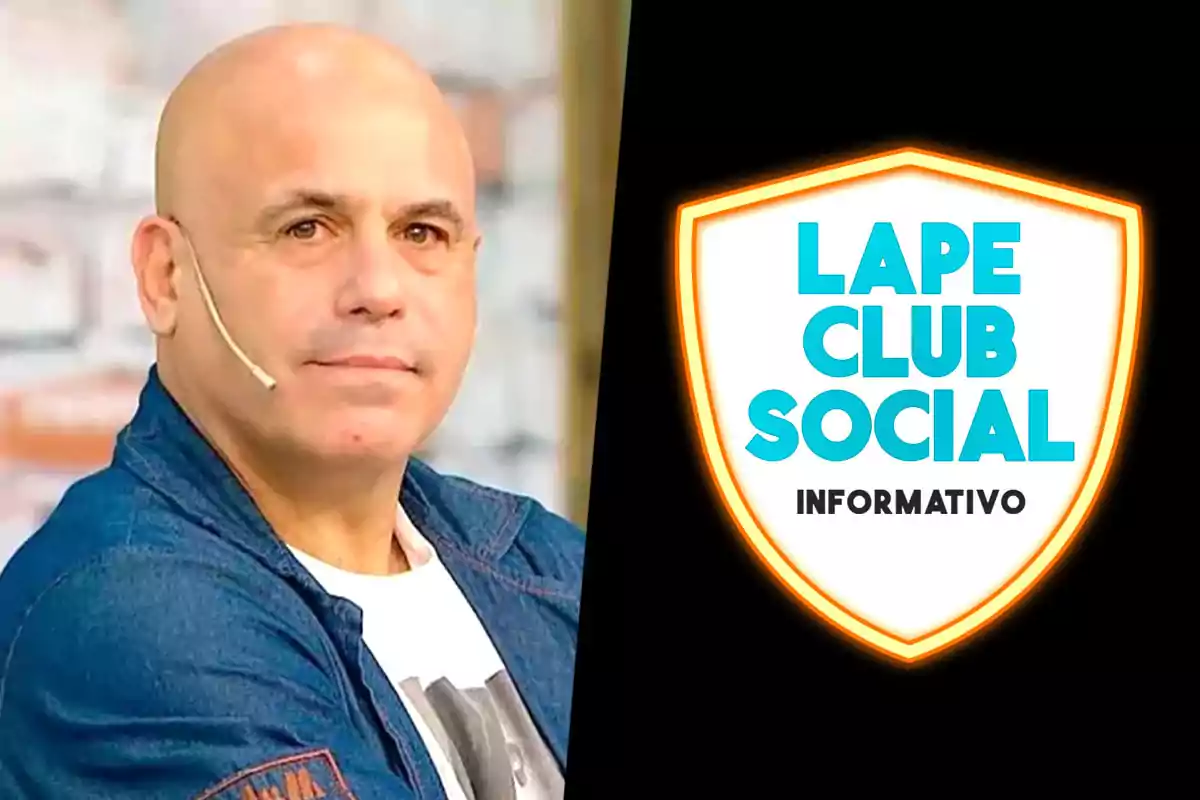 Hombre calvo con micrófono de diadema y chaqueta azul junto a un escudo blanco con borde naranja que tiene el texto Lape Club Social Informativo sobre fondo negro