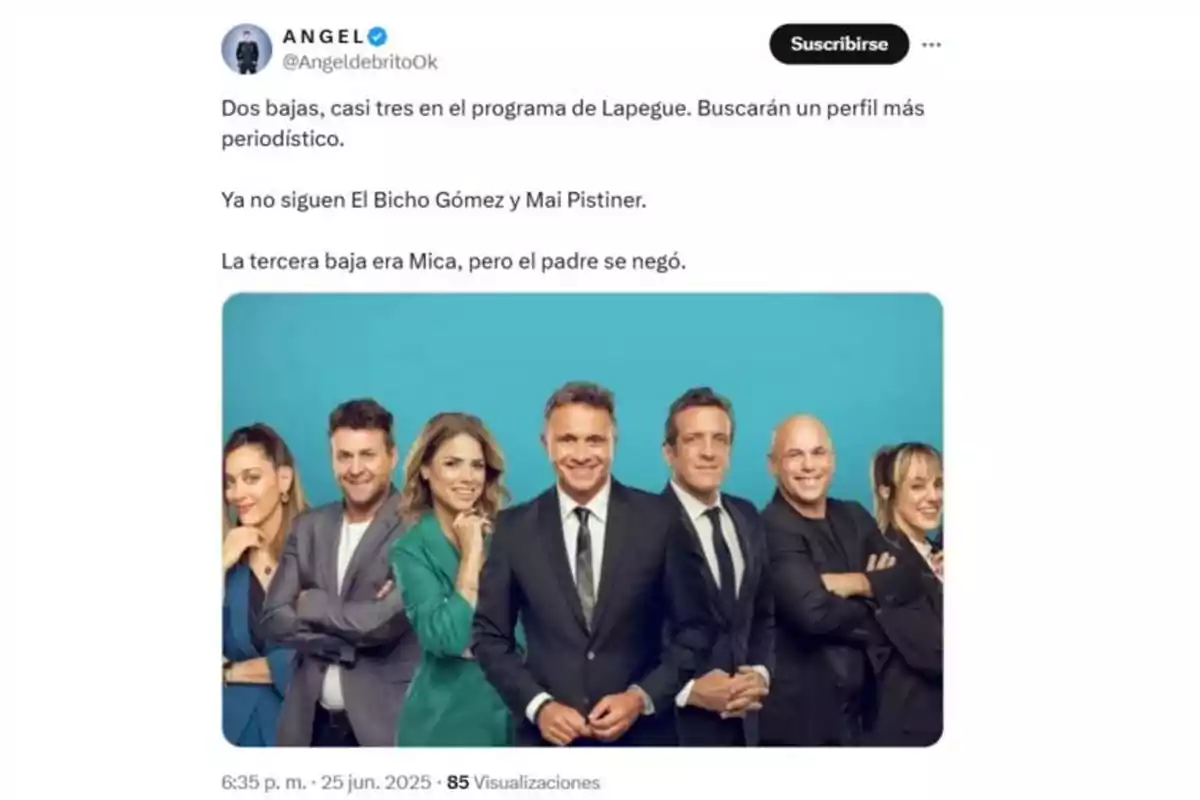 Tuit de Ángel de Brito sobre cambios en el programa de Lapegüe acompañado de una foto del equipo del programa posando juntos frente a un fondo celeste.