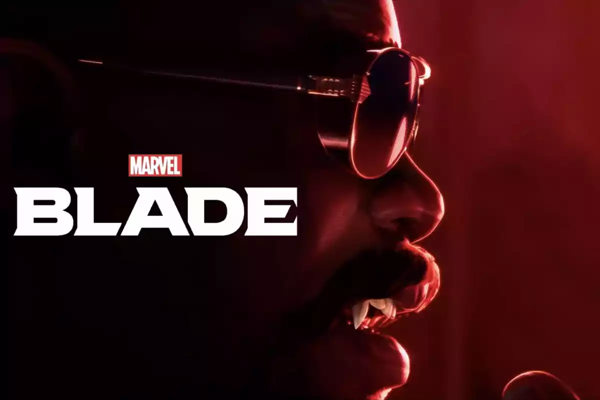 Primer plano de un hombre con gafas oscuras y colmillos afilados junto al logo de Marvel Blade sobre un fondo rojo Primer plano de un hombre con gafas oscuras y colmillos afilados junto al logo de Marvel Blade sobre un fondo rojo