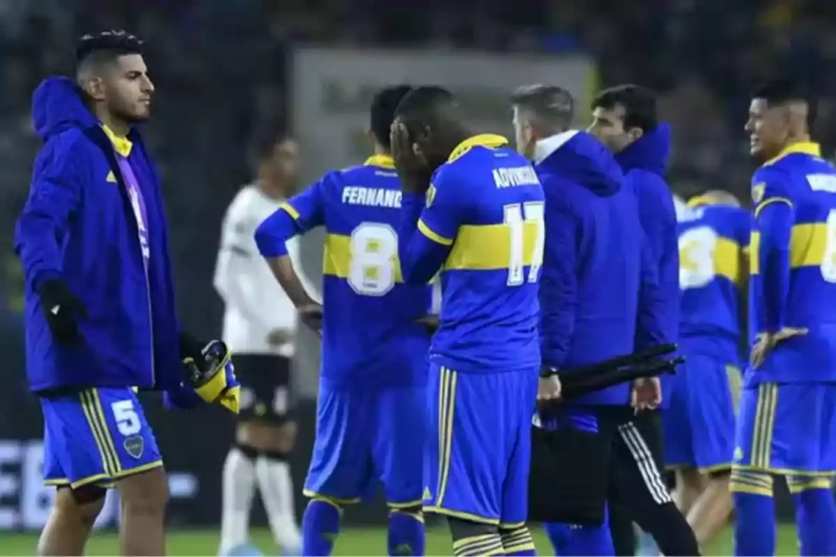 Jugadores de Boca Juniors con expresiones de decepción en el campo tras un partido Jugadores de Boca Juniors con expresiones de decepción en el campo tras un partido