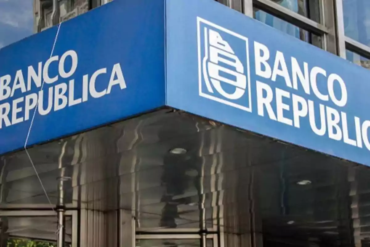 Facade of a Banco República branch with a blue sign and white letters