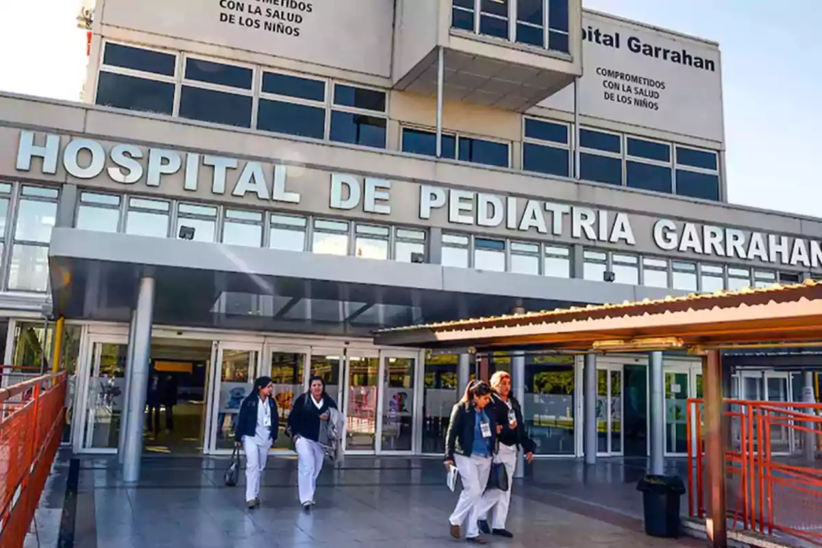 Fachada del Hospital de Pediatría Garrahan con personal médico caminando en la entrada principal