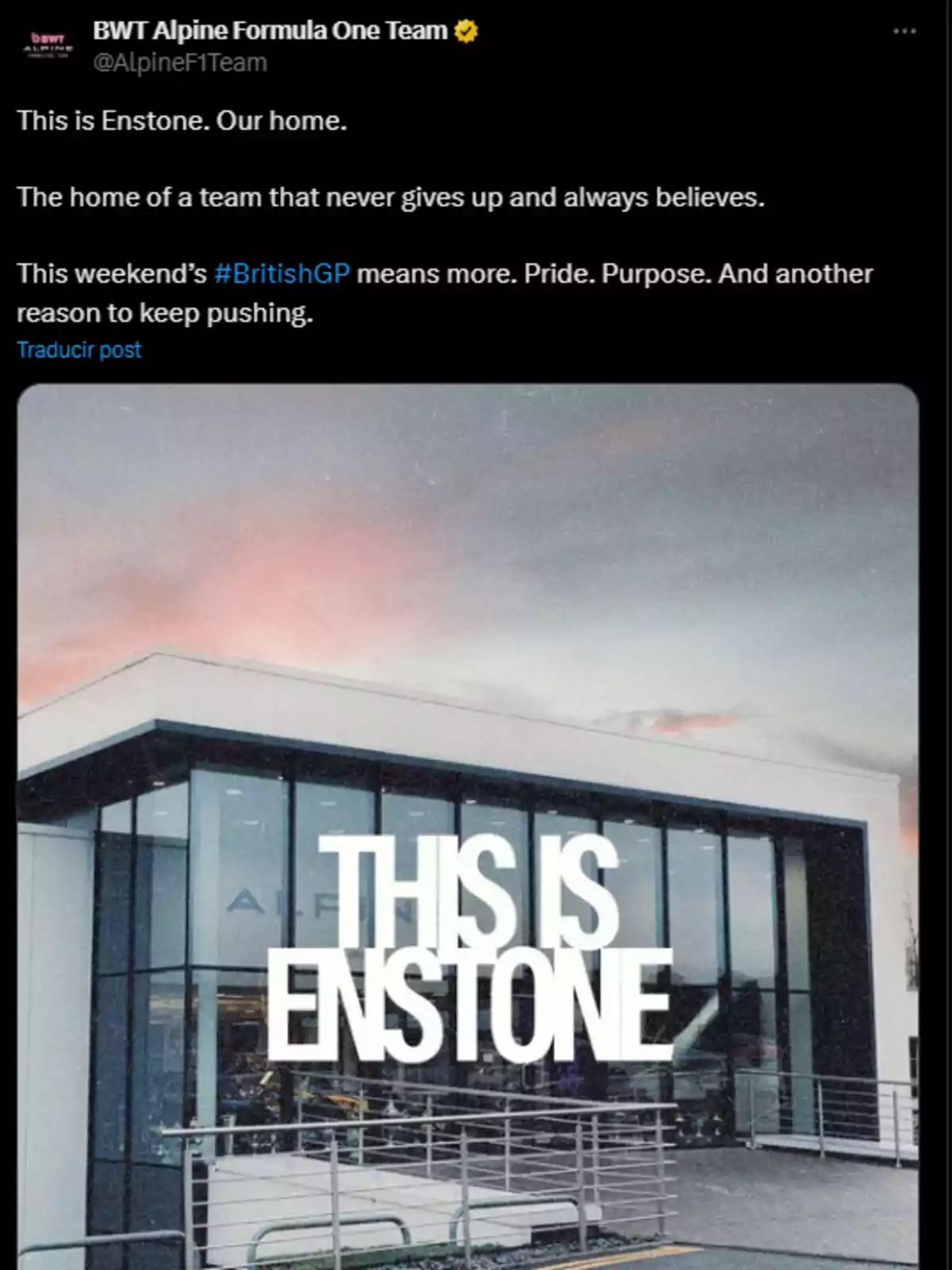 Edificio moderno con fachada de vidrio y la frase THIS IS ENSTONE en letras grandes blancas al frente