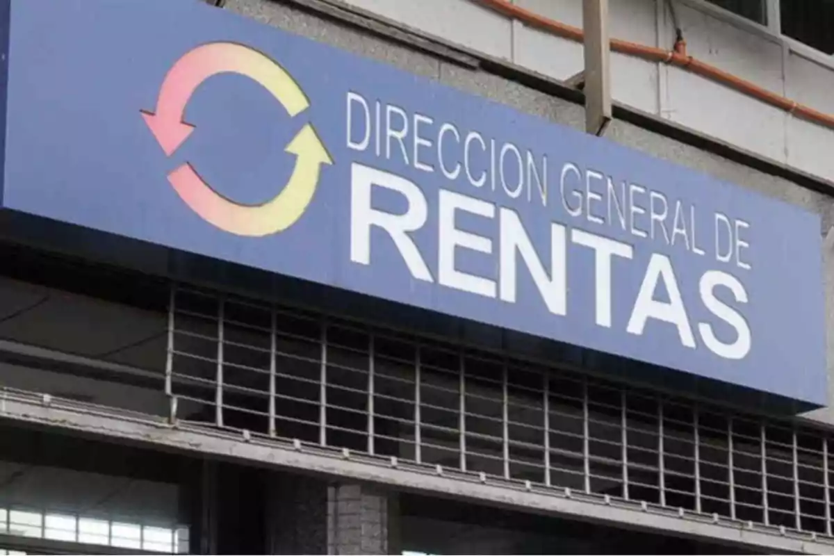 Cartel azul de la Dirección General de Rentas en la fachada de un edificio con un logo de flechas circulares.