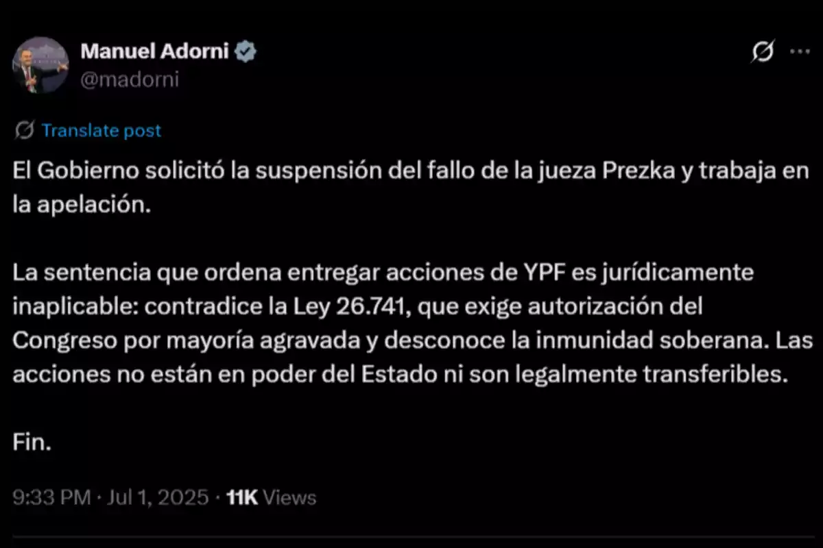 Social media post by Manuel Adorni where he reports that the Government requested the suspension of a court ruling related to the transfer of YPF shares, arguing that the decision is unenforceable because it contradicts the law and disregards sovereign immunity, in addition to the fact that the shares are not in the possession of the State nor can they be legally transferred. Social media post by Manuel Adorni where he reports that the Government requested the suspension of a court ruling related to the transfer of YPF shares, arguing that the decision is unenforceable because it contradicts the law and disregards sovereign immunity, in addition to the fact that the shares are not in the possession of the State nor can they be legally transferred.