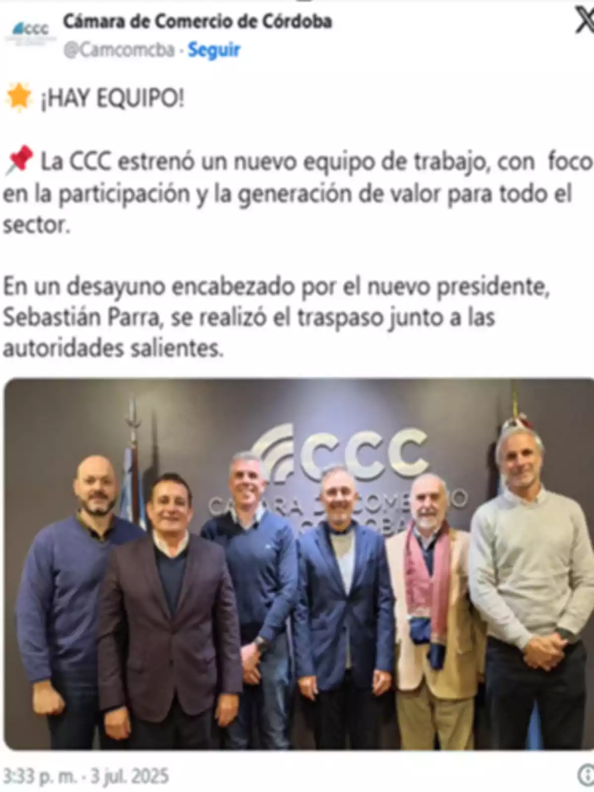 Publication by the Córdoba Chamber of Commerce announcing the introduction of a new work team, featuring a group photo of six men posing in front of an institutional banner. Publication by the Córdoba Chamber of Commerce announcing the introduction of a new work team, featuring a group photo of six men posing in front of an institutional banner.