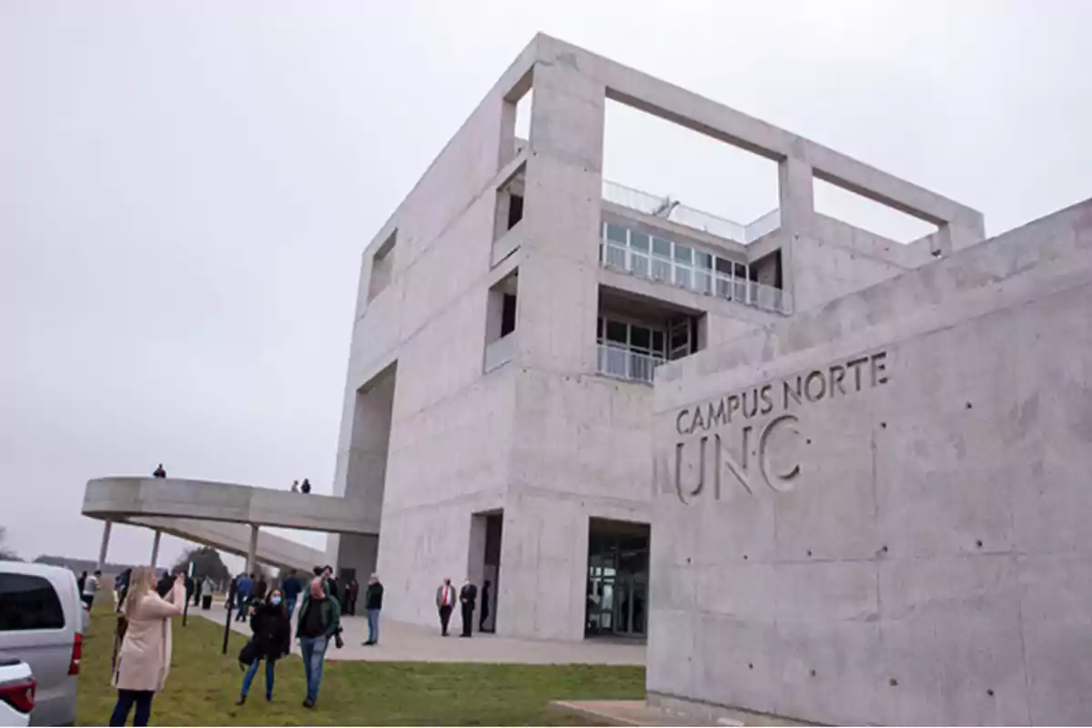 Edificio moderno de hormigón con personas caminando y el letrero Campus Norte UNC en la fachada