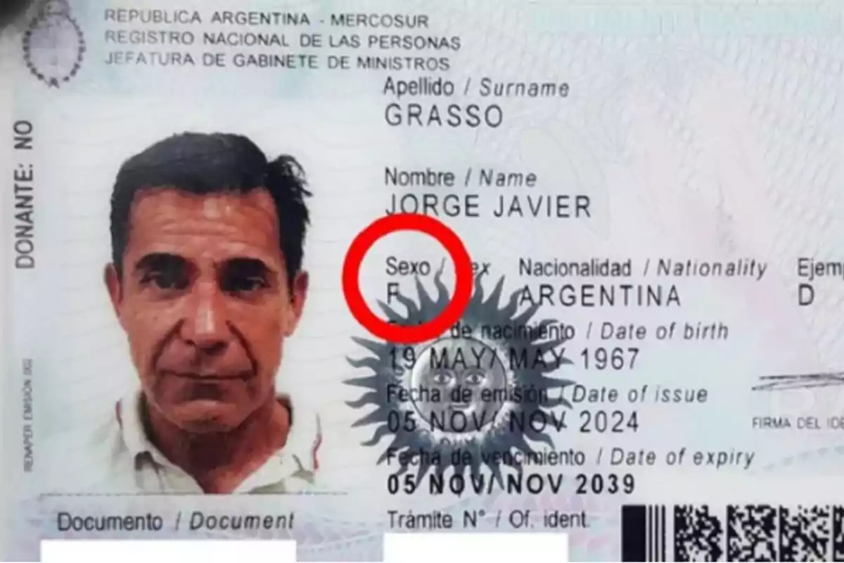 Documento nacional de identidad argentino con la foto de un hombre de cabello oscuro y un círculo rojo resaltando el campo de sexo que indica la letra F Documento nacional de identidad argentino con la foto de un hombre de cabello oscuro y un círculo rojo resaltando el campo de sexo que indica la letra F