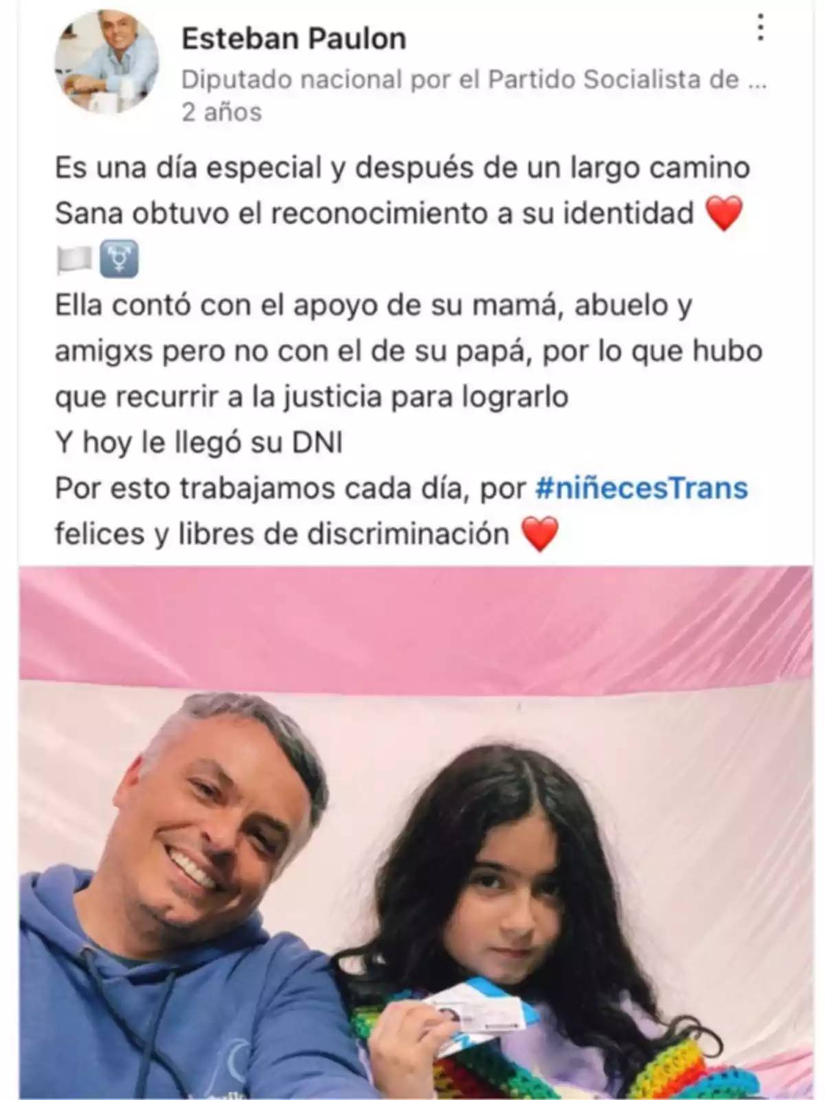 Publicación de Esteban Paulon celebrando el reconocimiento de identidad de Sana, quien recibió su DNI con apoyo de su mamá, abuelo y amistades, acompañada de una foto donde una niña sostiene su documento junto a un hombre sonriente, ambos frente a una bandera de colores claros Publicación de Esteban Paulon celebrando el reconocimiento de identidad de Sana, quien recibió su DNI con apoyo de su mamá, abuelo y amistades, acompañada de una foto donde una niña sostiene su documento junto a un hombre sonriente, ambos frente a una bandera de colores claros