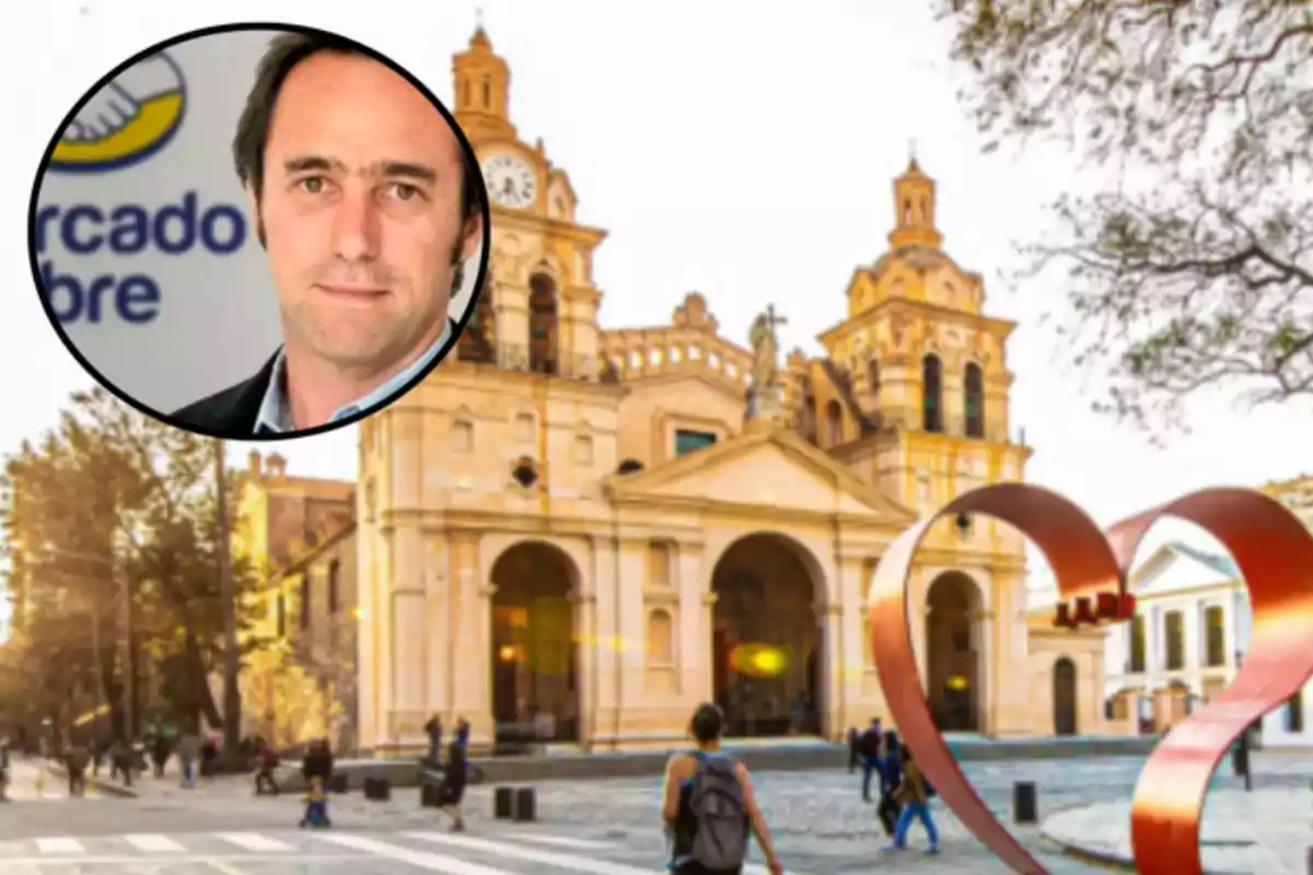 Un hombre de cabello oscuro aparece en un recuadro sobre una plaza con una iglesia antigua y una escultura de corazón rojo Un hombre de cabello oscuro aparece en un recuadro sobre una plaza con una iglesia antigua y una escultura de corazón rojo