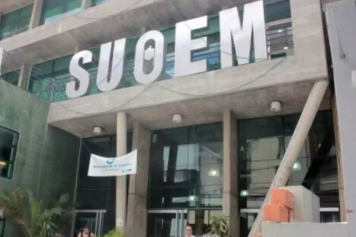 Fachada de un edificio moderno con grandes letras que forman la palabra SUOEM Fachada de un edificio moderno con grandes letras que forman la palabra SUOEM