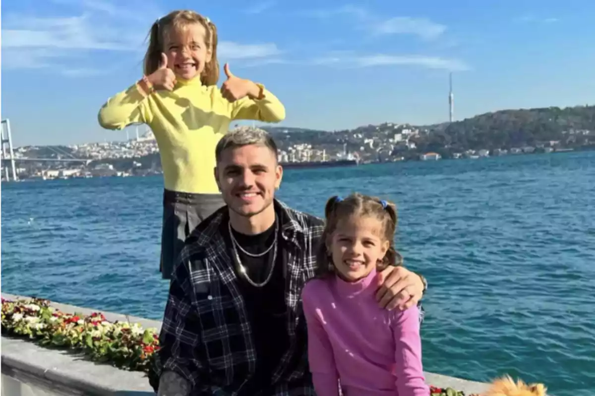 Un hombre y dos niñas sonríen junto a un río con un puente y una ciudad al fondo en un día soleado Un hombre y dos niñas sonríen junto a un río con un puente y una ciudad al fondo en un día soleado