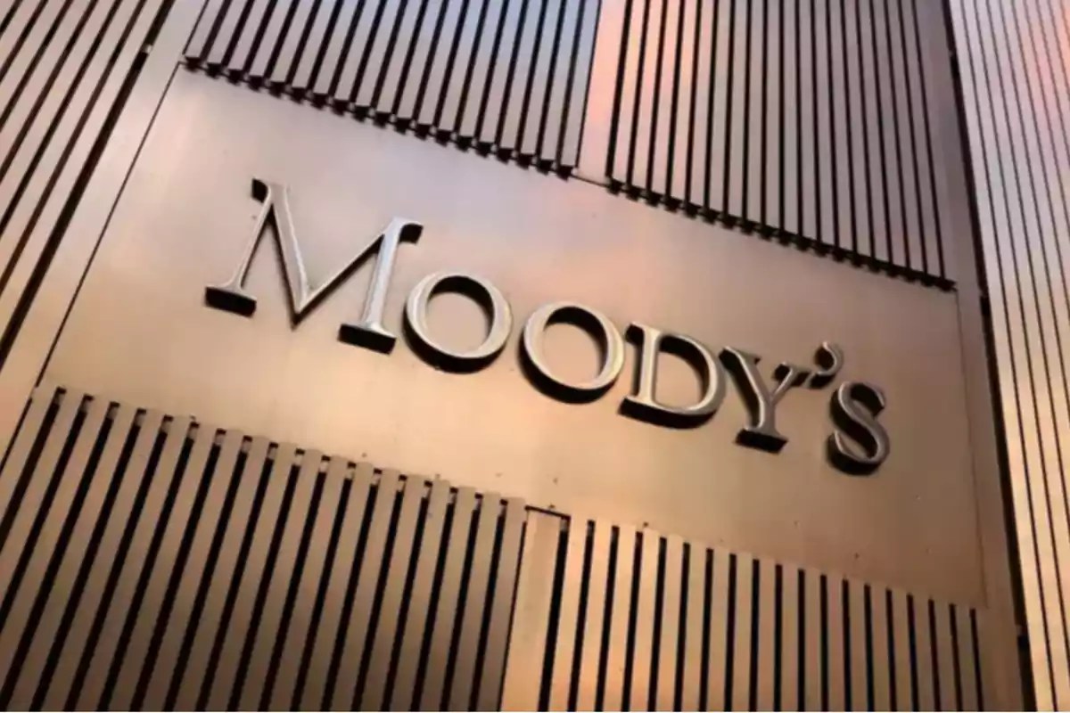 Fachada de un edificio con el logotipo de Moody's en letras plateadas sobre una pared metálica.