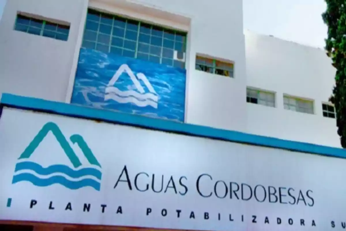 Facade of a white building with the Aguas Cordobesas logo and name, and the phrase South Water Treatment Plant
